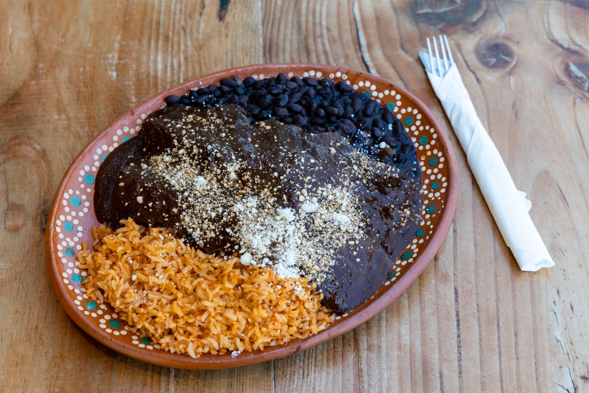 Plato de mole oaxaqueño tradicional